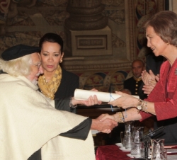 Su Majestad la Reina hace entrega del galardón a Ernesto Cardenal